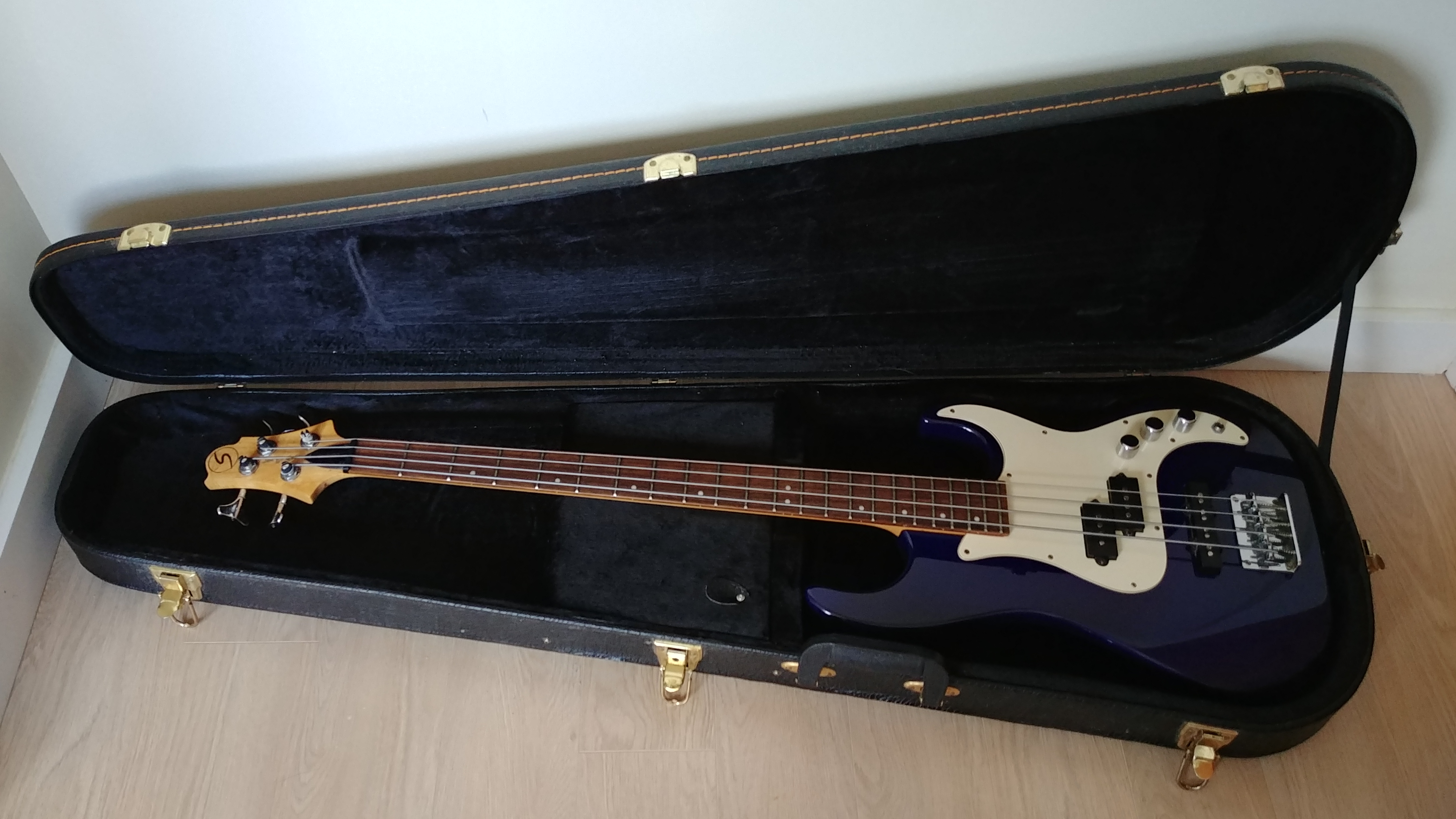 Samick/Greg Bennet Electric Bass w Case